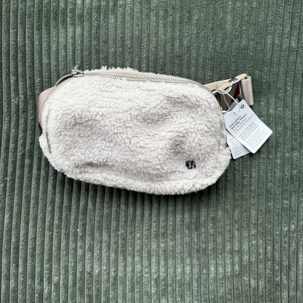 Lululemon Everyday Belt Bag holiday white sherpa